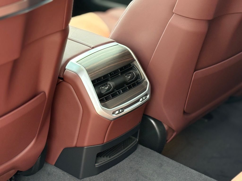 2025 BMW 7 Series 760i - Photo 20