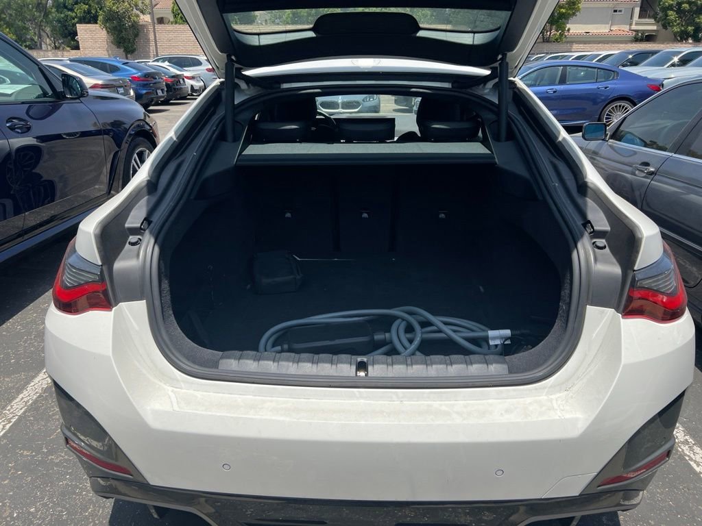 Used 2025 Alpine White BMW xDrive40 image 9