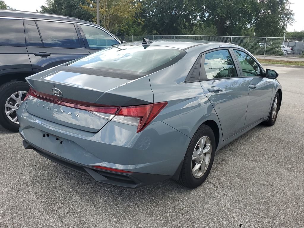 Used 2021 Gray Hyundai SE image 4