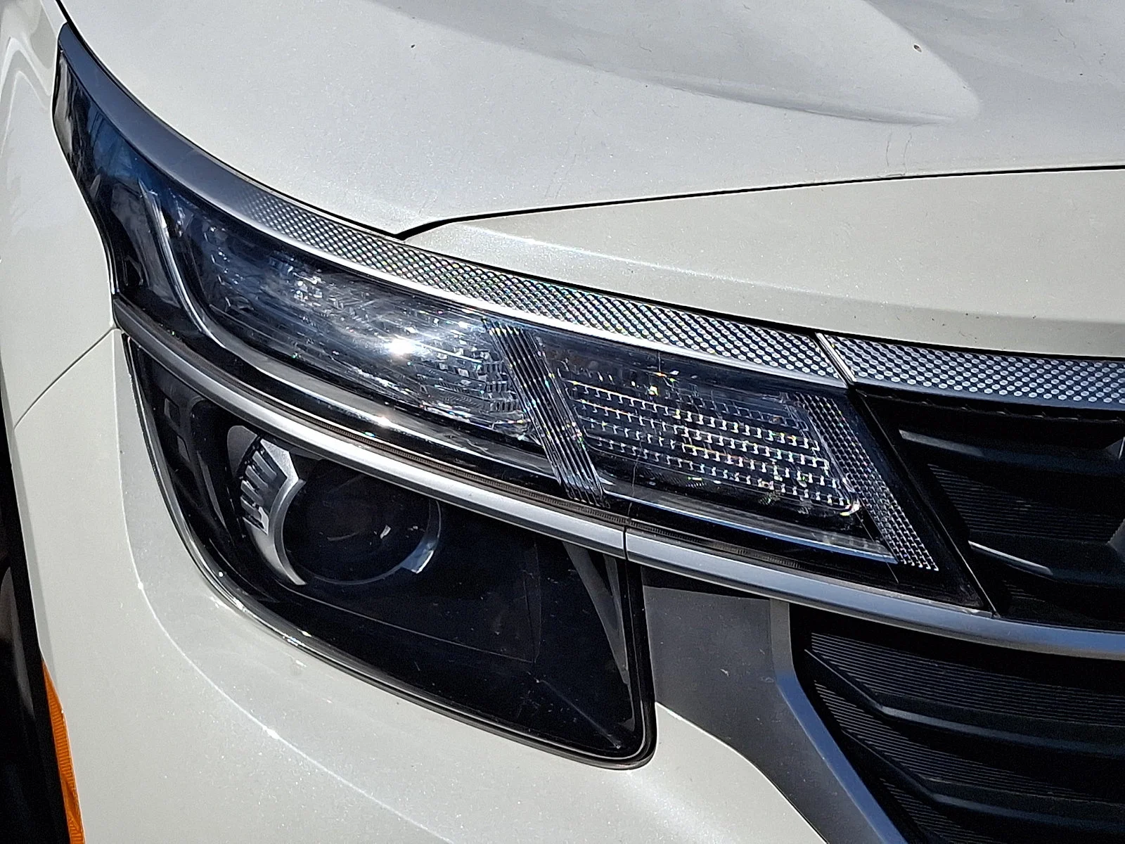 Certified Used 2024 White Kia LX image 9