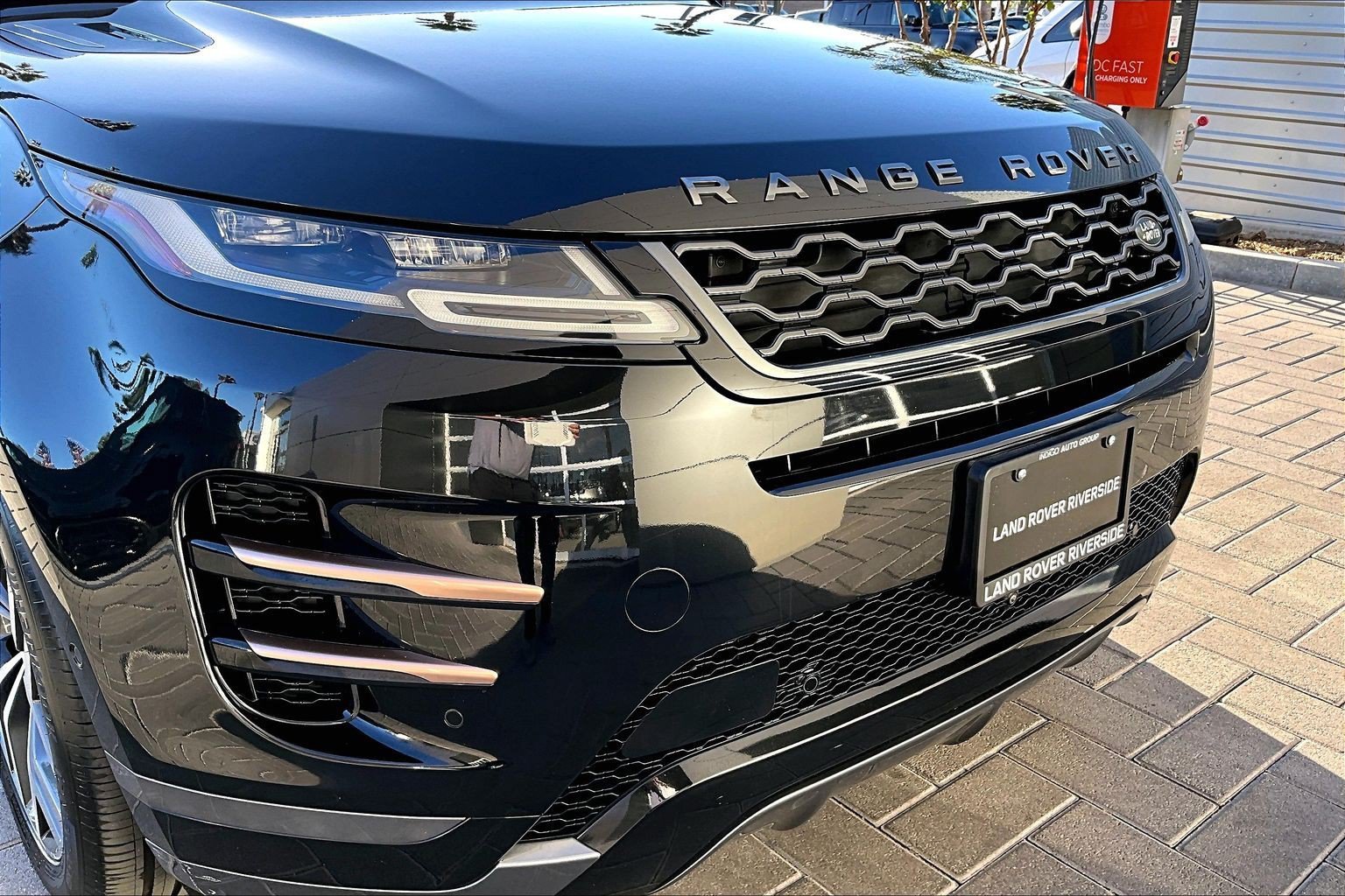Used 2020 Black Land Rover R-Dynamic HSE image 27