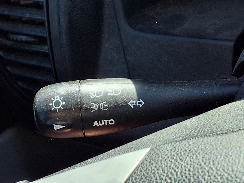 Used 2007 Silver Saturn Base image 13