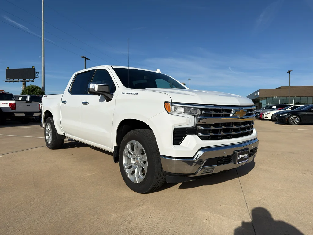 Used 2025 Summit White Chevrolet LTZ image 3