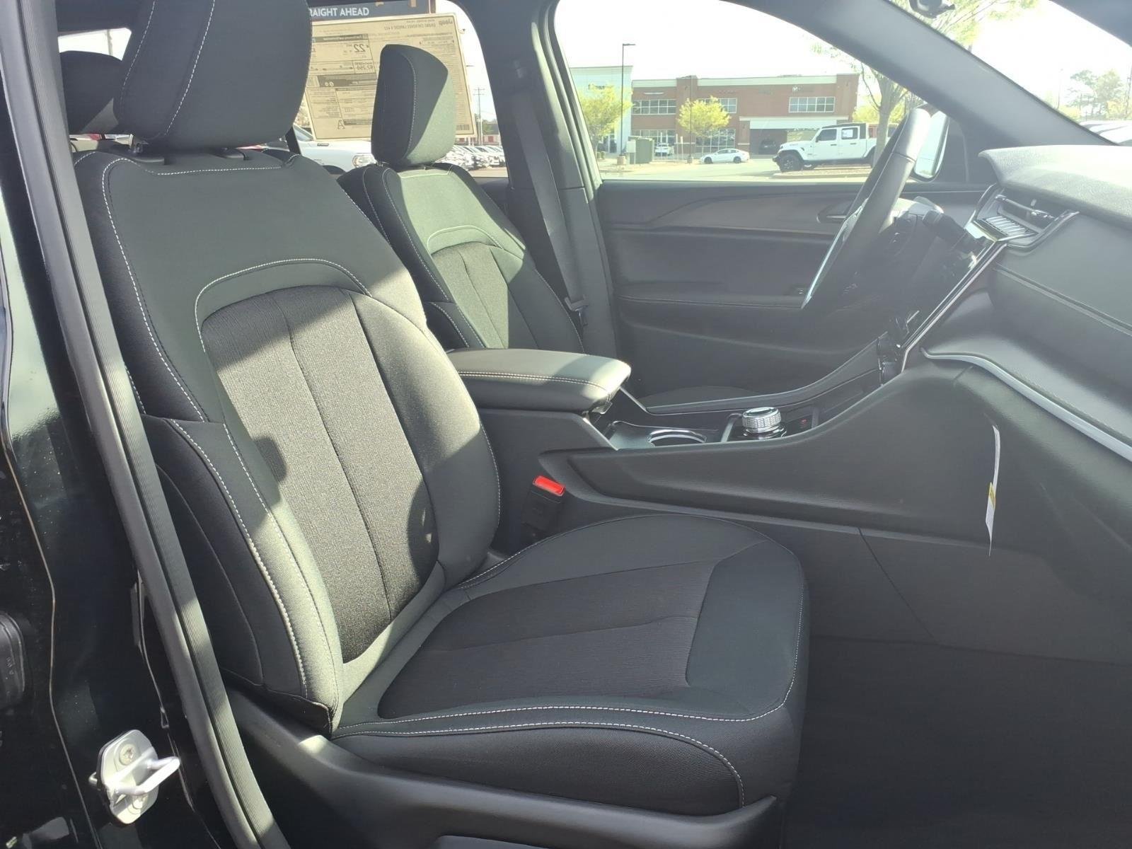 New 2026 Diamond Black Crystal Pearlcoat Jeep Laredo image 16