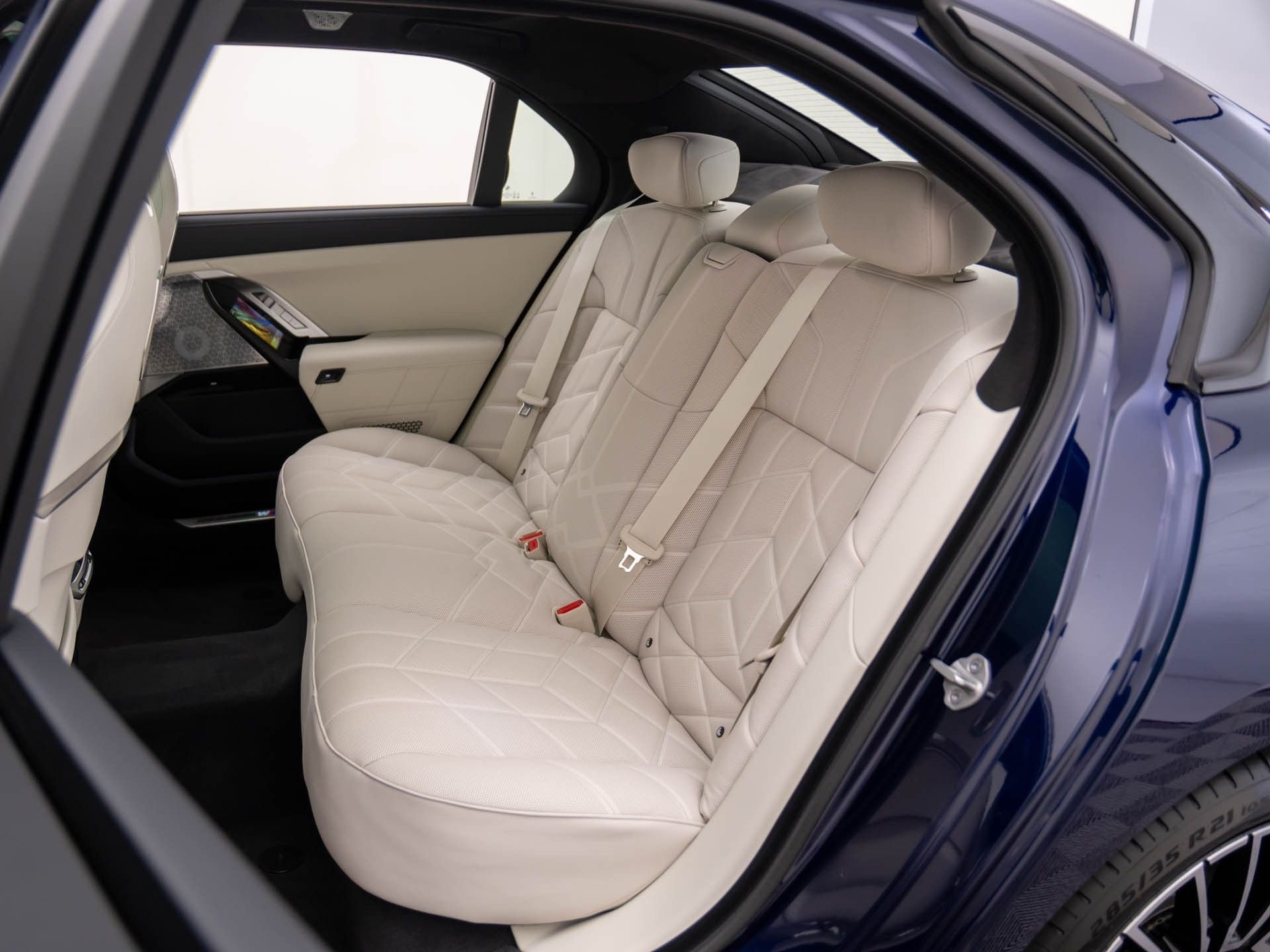 New 2026 Tanzanite Blue II Metallic BMW 750e xDrive image 19