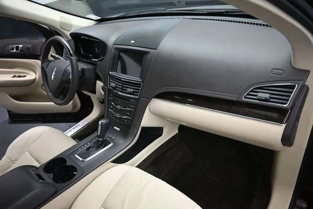 Used 2019 Burgundy Velvet Metallic Tinted Clearcoat Lincoln Reserve image 30