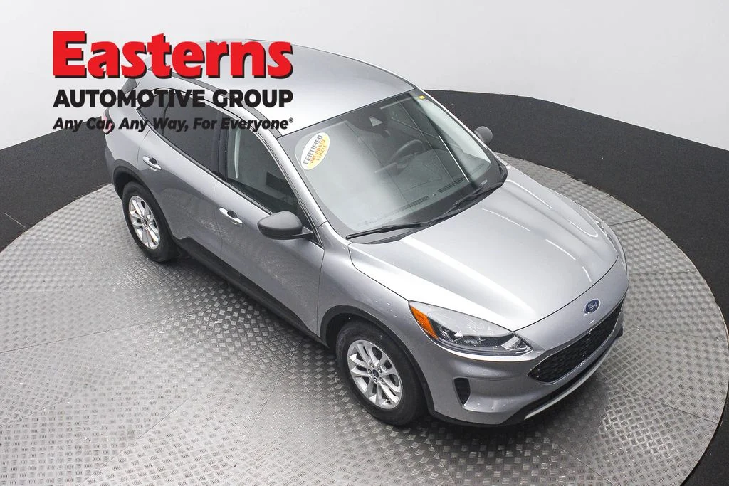 Used 2022 Silver Ford SE image 3