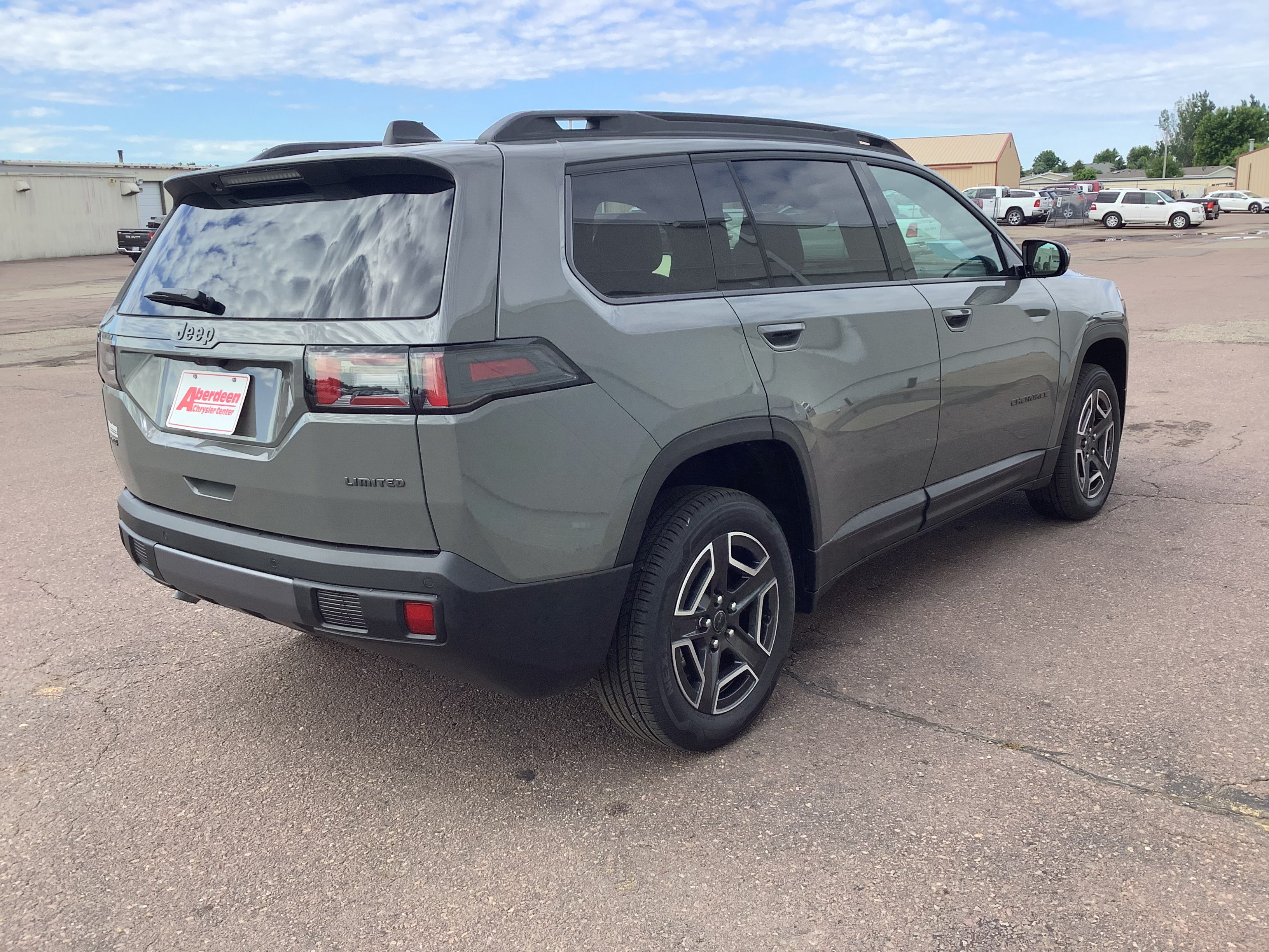 New 2026 Sting-Gray Clear-Coat Exterior Paint Jeep Limited image 3