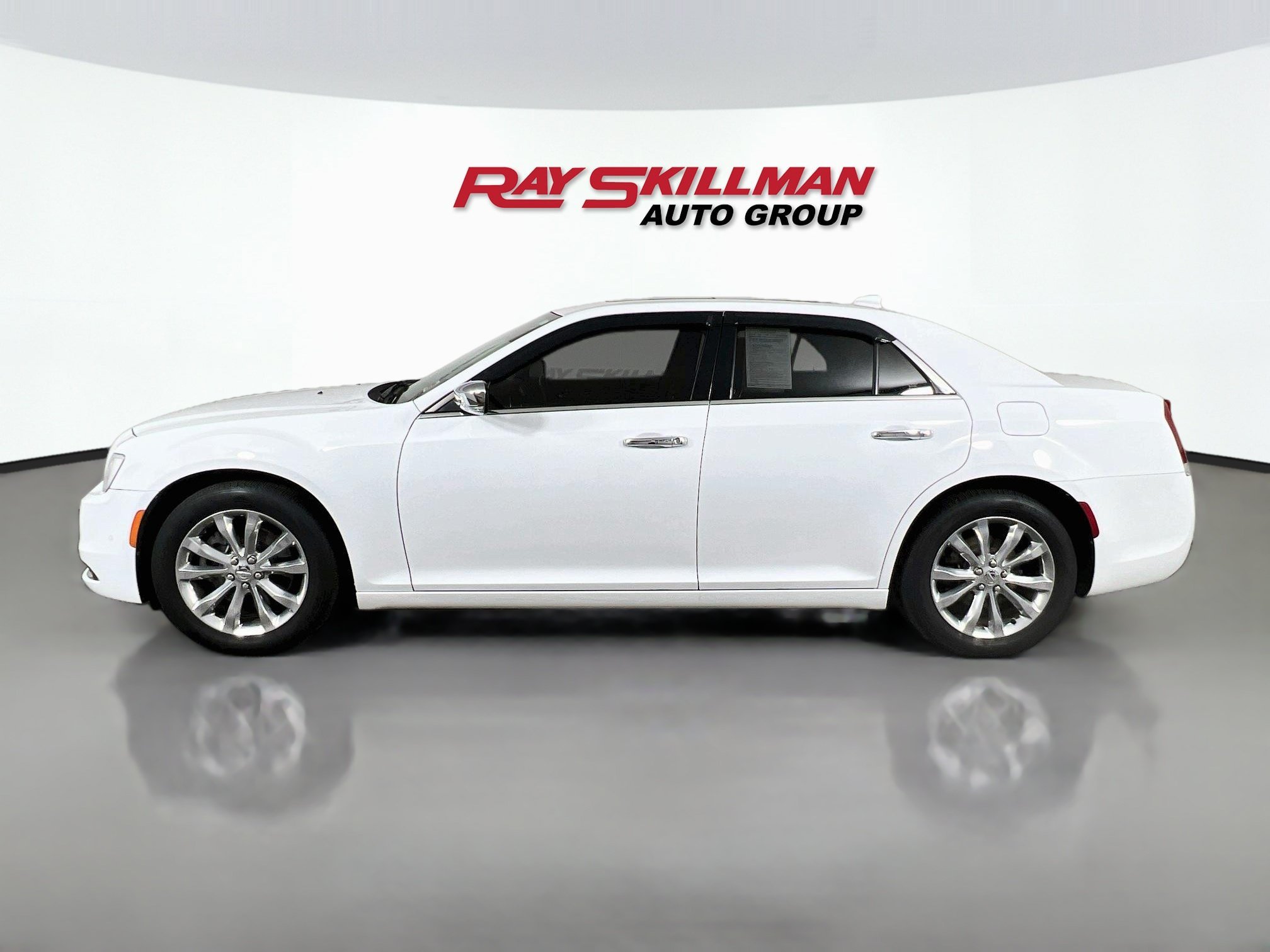 Used 2018 Bright White Clearcoat Chrysler LIMITED image 4