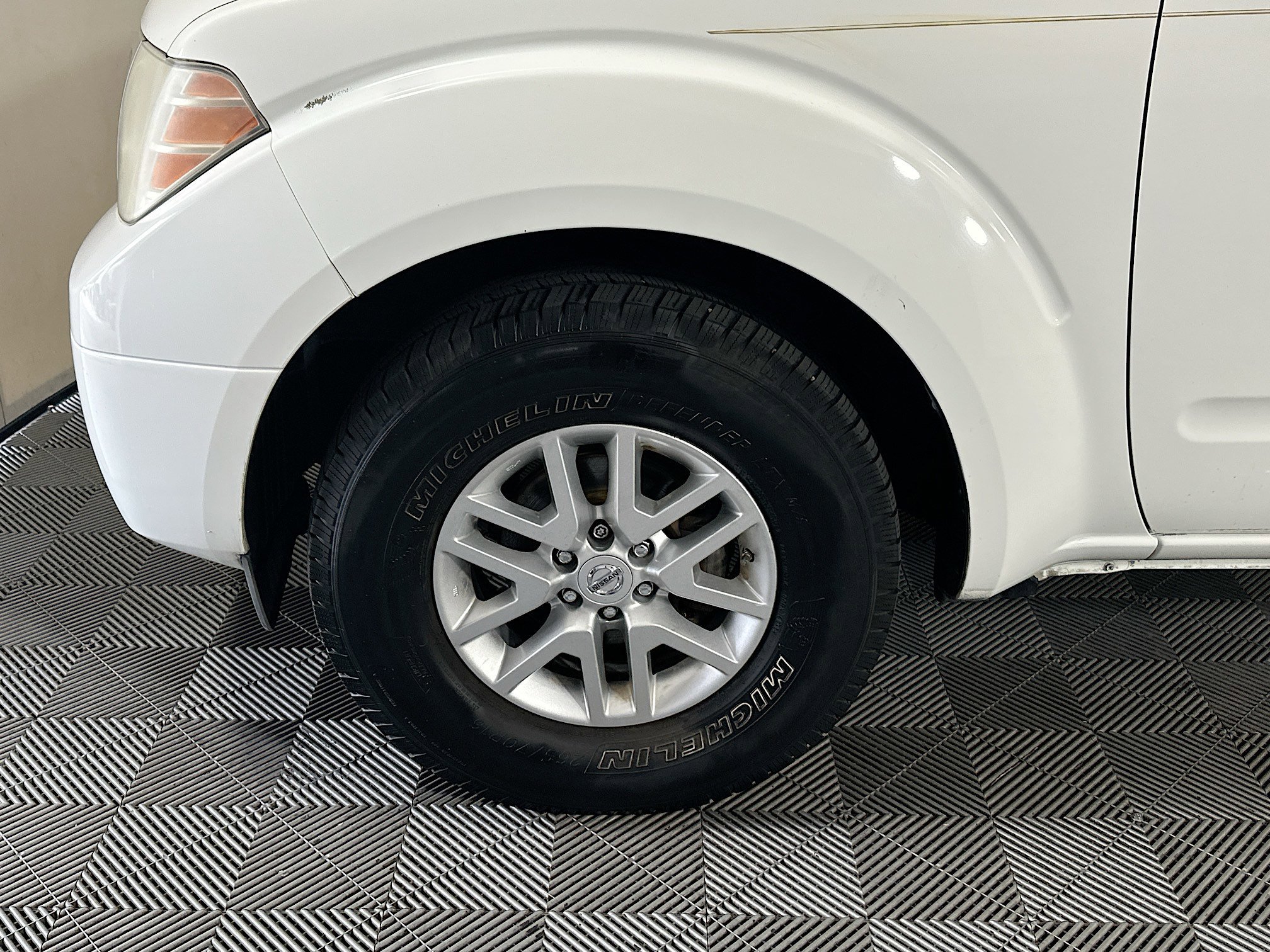 Used 2014 Glacier White Nissan SV image 11