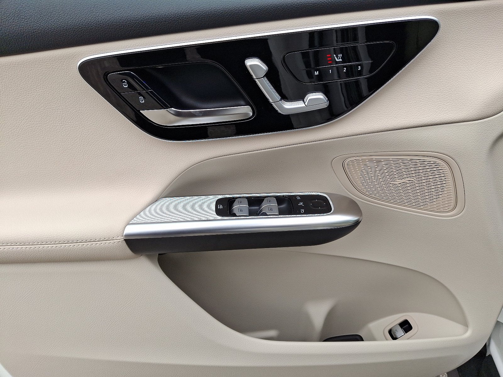 2025 Mercedes-Benz GLC Base - Photo 8