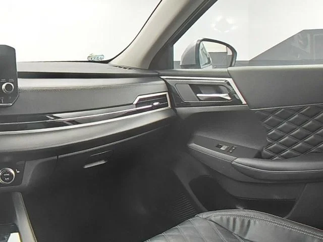 Used 2022  Mitsubishi SEL image 35