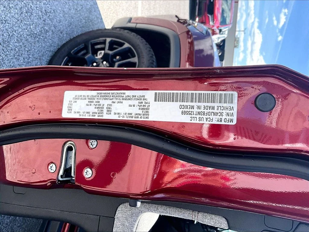 Used 2022 Red Jeep Latitude Lux image 36