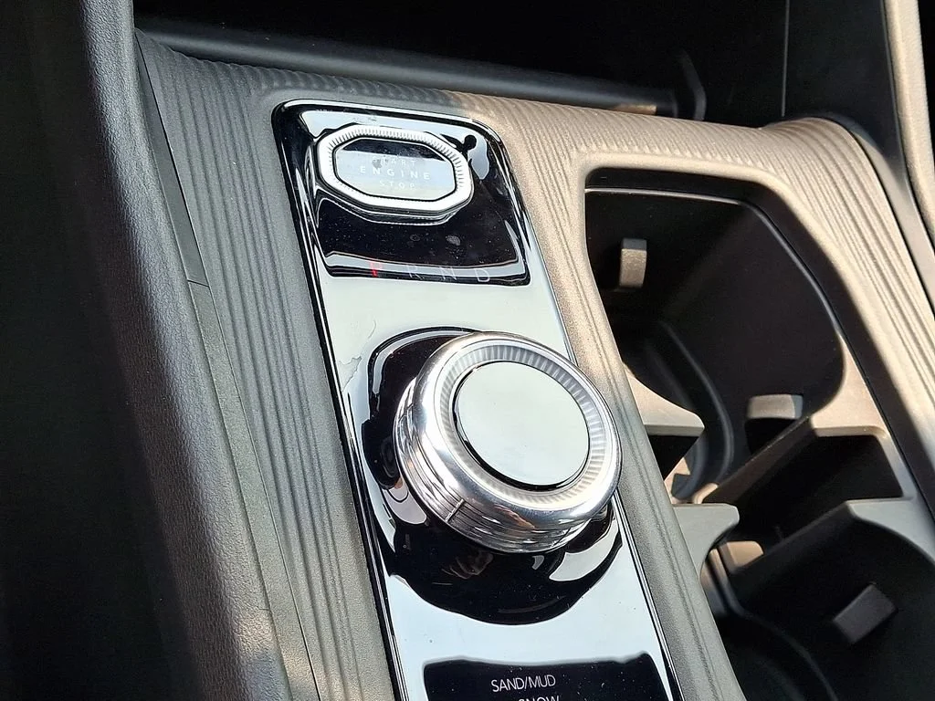 New 2026 Diamond Black Crystal Pearlcoat Jeep Laredo image 16