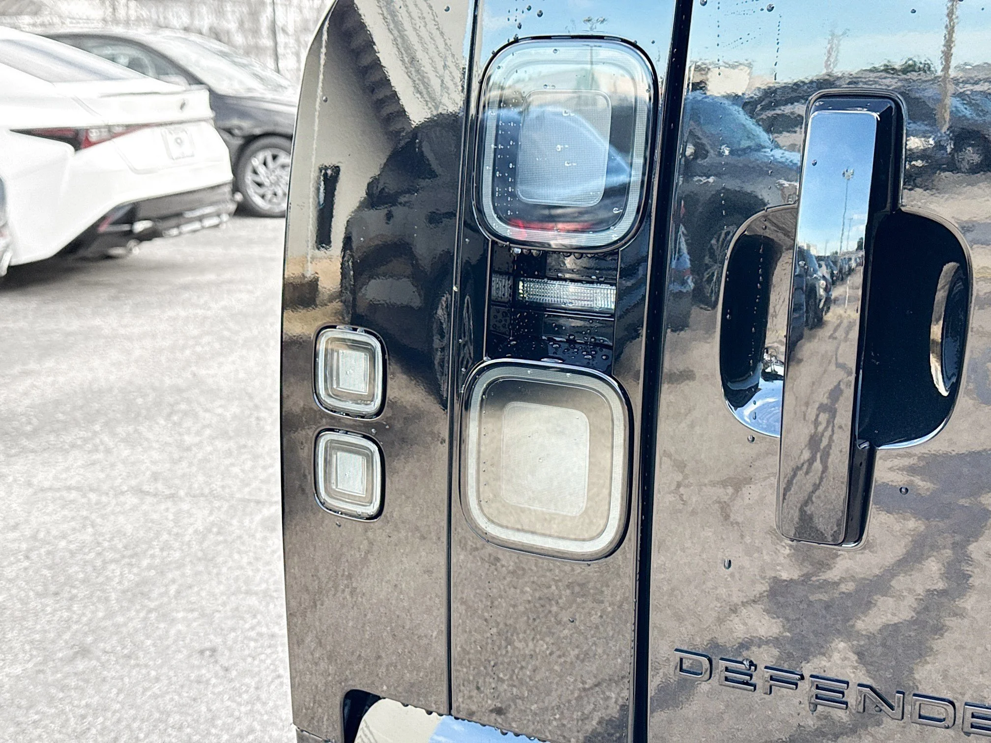 New 2026 Santorini Black Metallic Land Rover X-Dynamic SE image 10