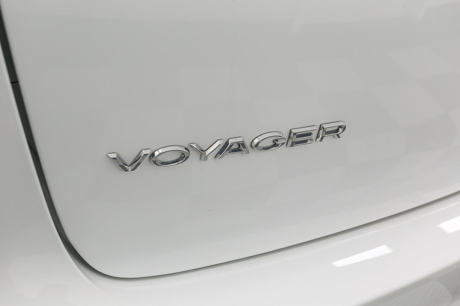 Used 2024 Bright White Clearcoat Chrysler LX image 10