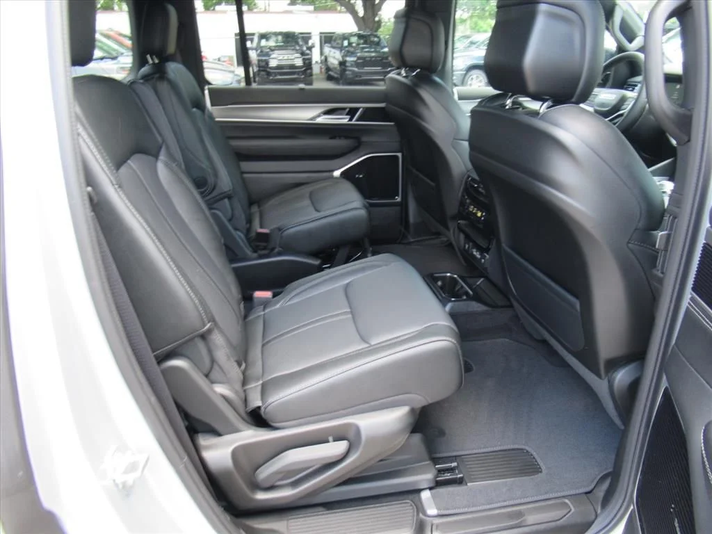 New 2026 Silver-Zynith Exterior Paint Jeep Limited Reserve image 12