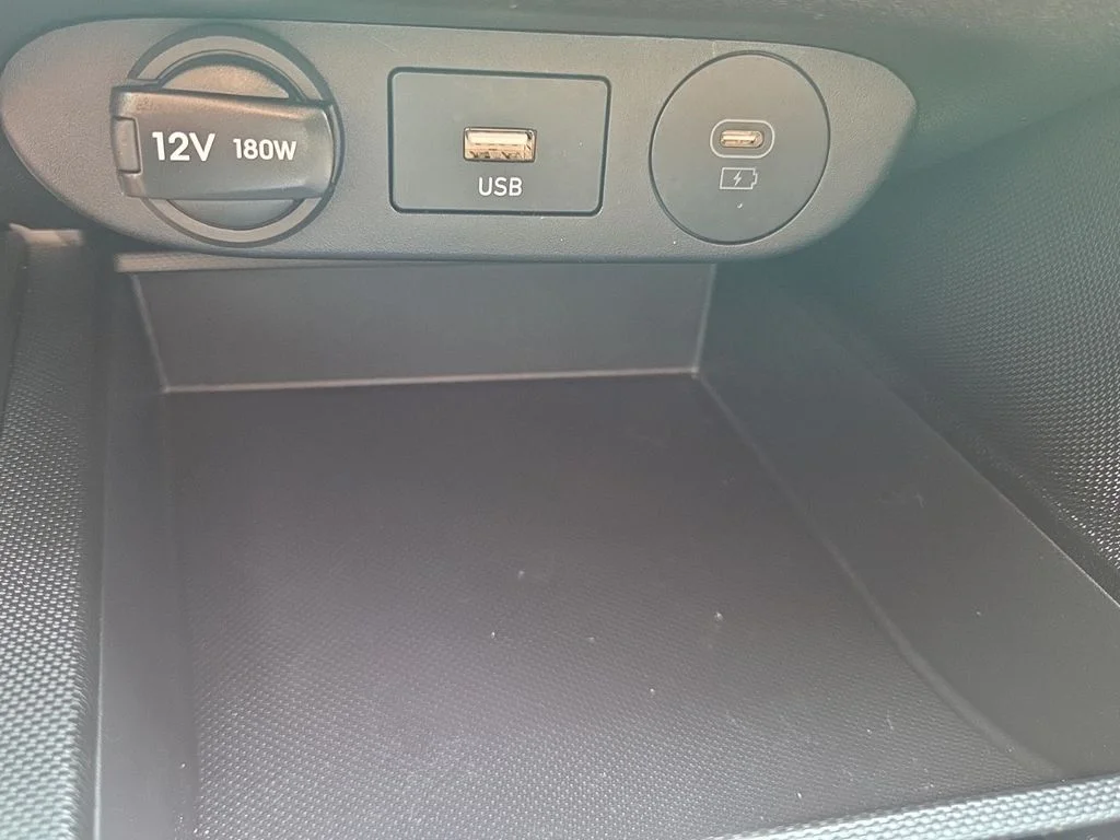 Used 2025  Hyundai SE image 22