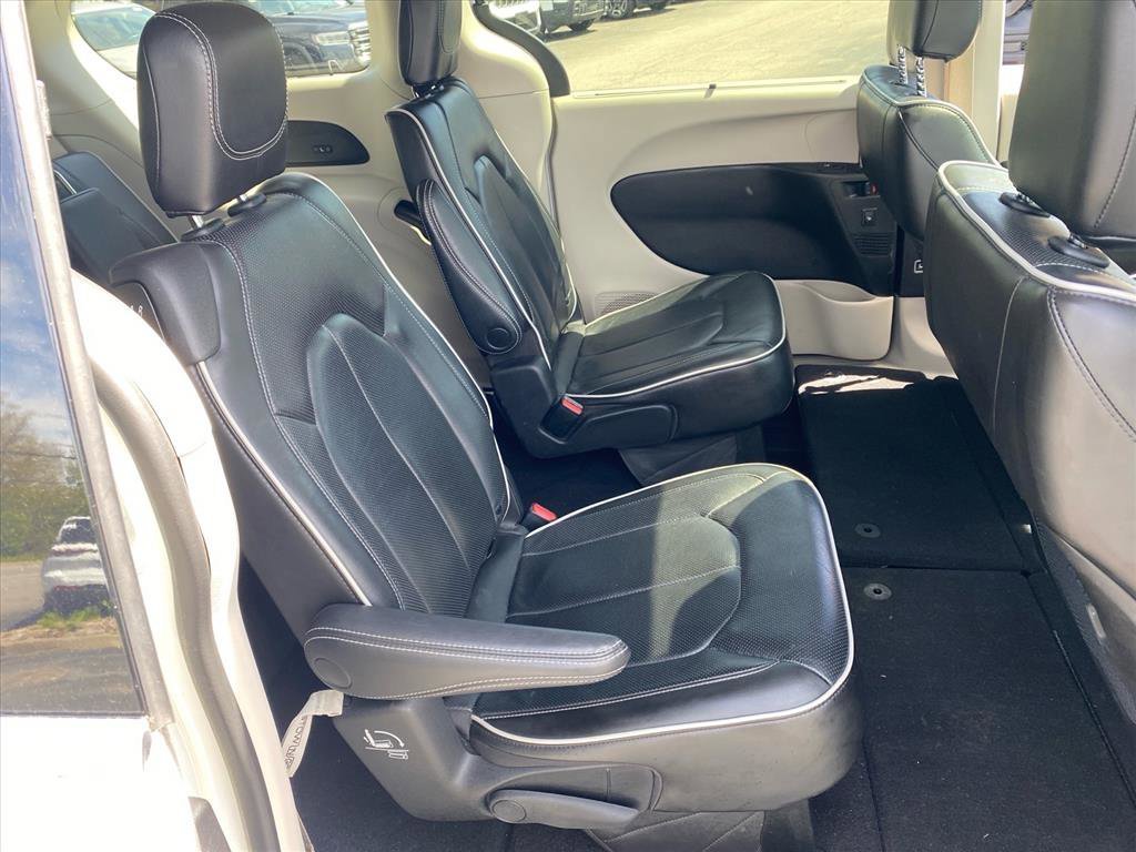 Used 2022 Bright White Clearcoat Chrysler Limited image 26