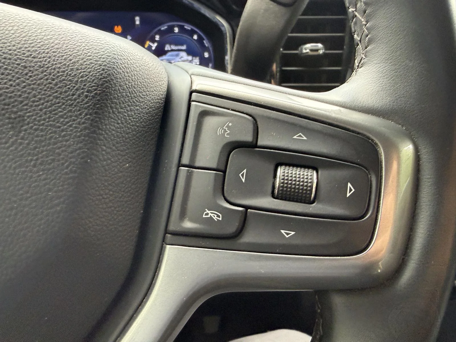 Used 2024 Summit White Chevrolet LT (2FL) image 12