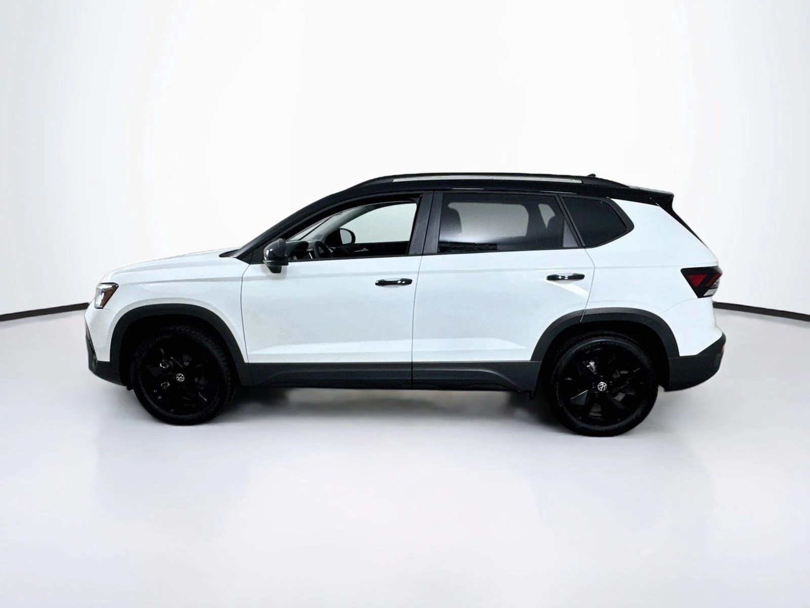 New 2027 Pure White w/Deep Black Roof Volkswagen SE Black image 3