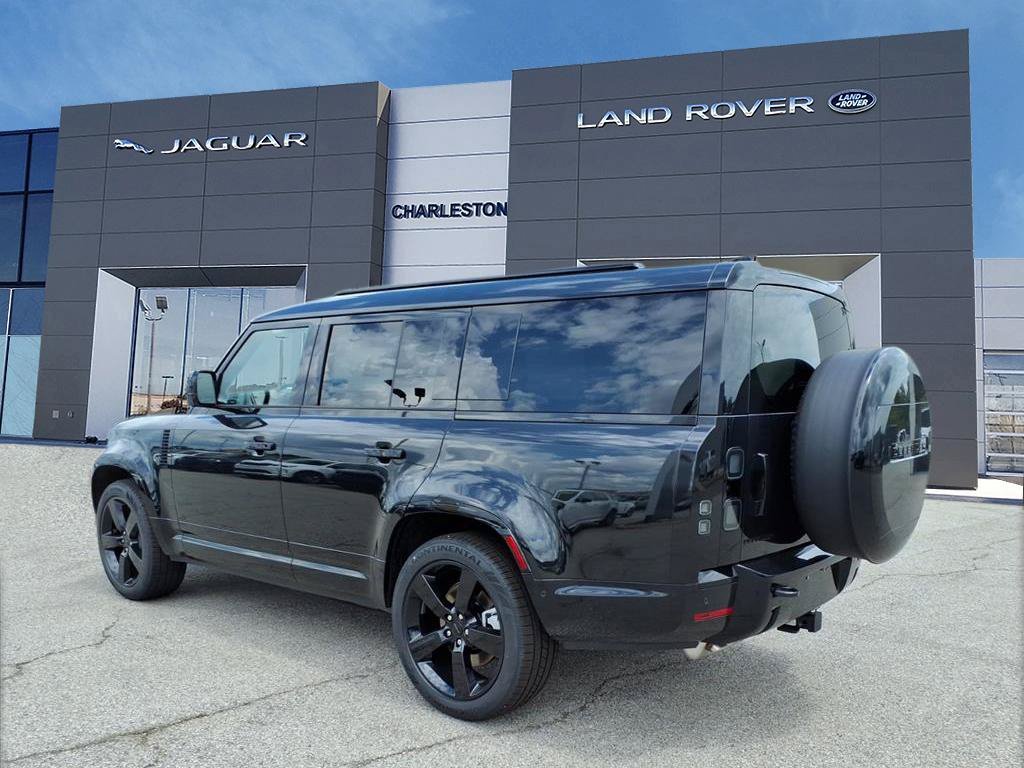 New 2026 Santorini Black Metallic Land Rover X-Dynamic SE image 3
