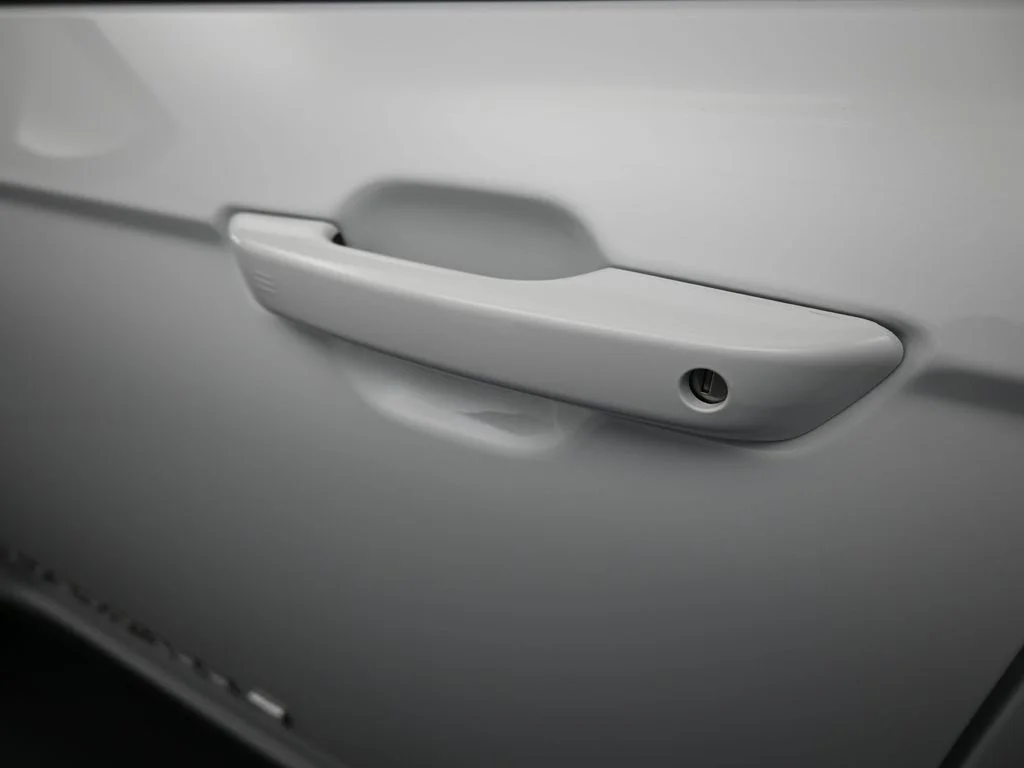 New 2026 Bright White Clear-Coat Exterior Paint Jeep Laredo image 28