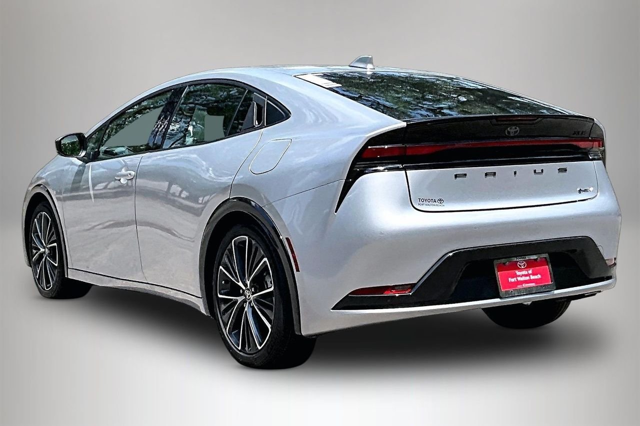 Used 2025  Toyota XLE image 4