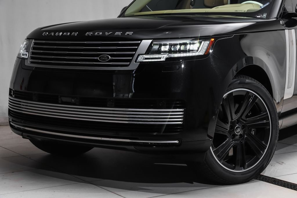 Used 2025  Land Rover SV image 2