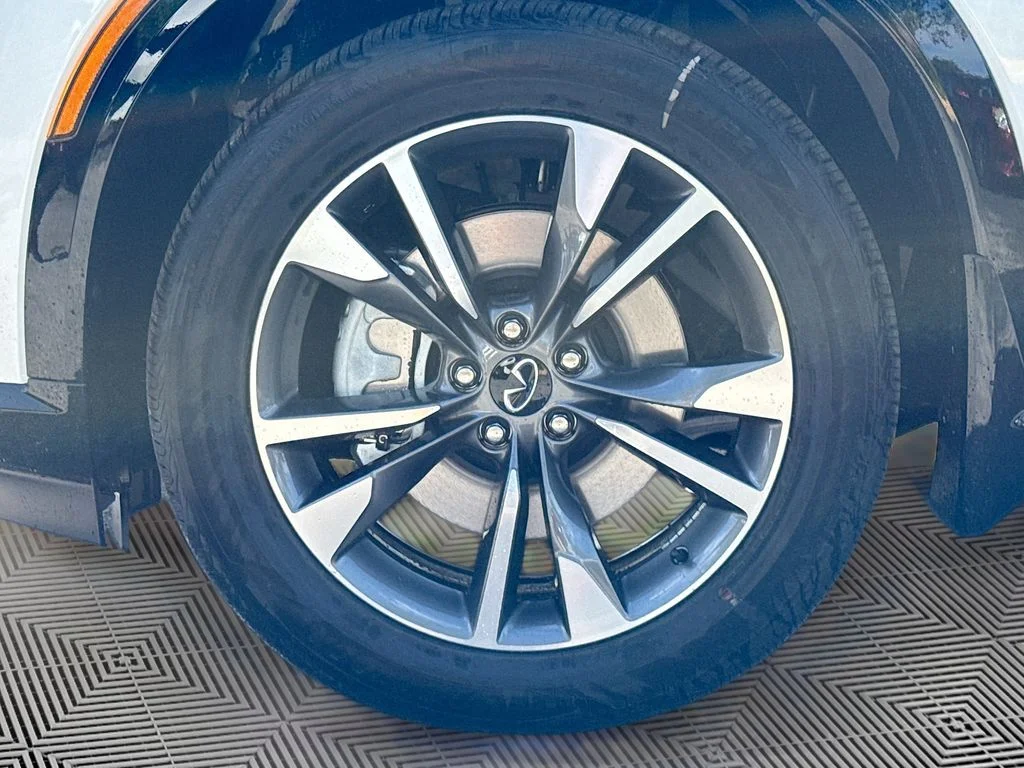 New 2027 RADIANT WHITE INFINITI Luxe AWD image 32