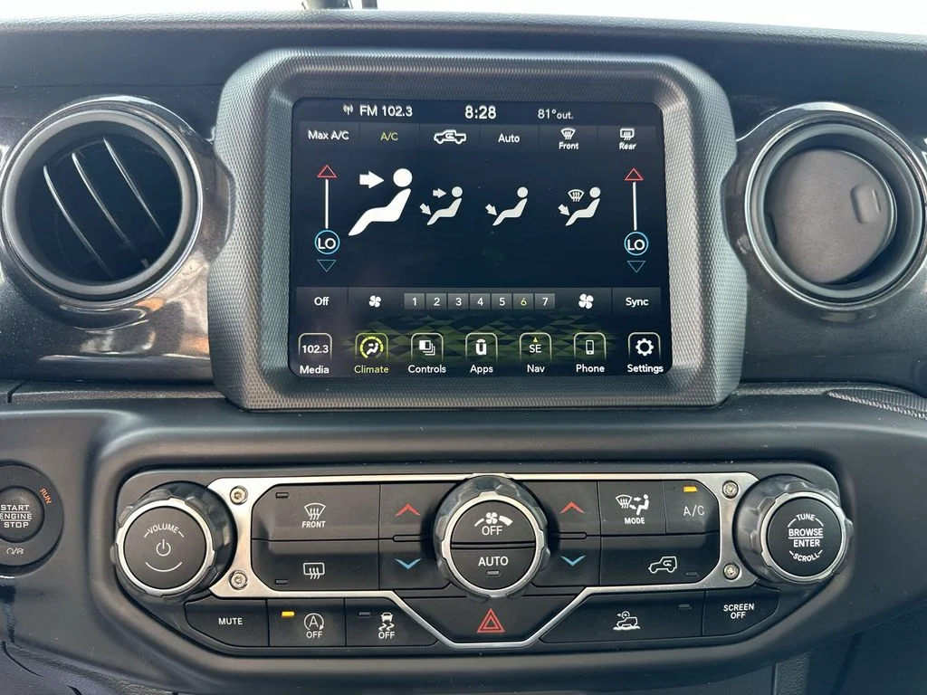 Used 2022 Black Jeep Altitude image 25
