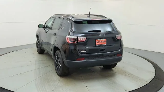 New 2026 Diamond Black Crystal Pearlcoat Jeep Latitude image 8