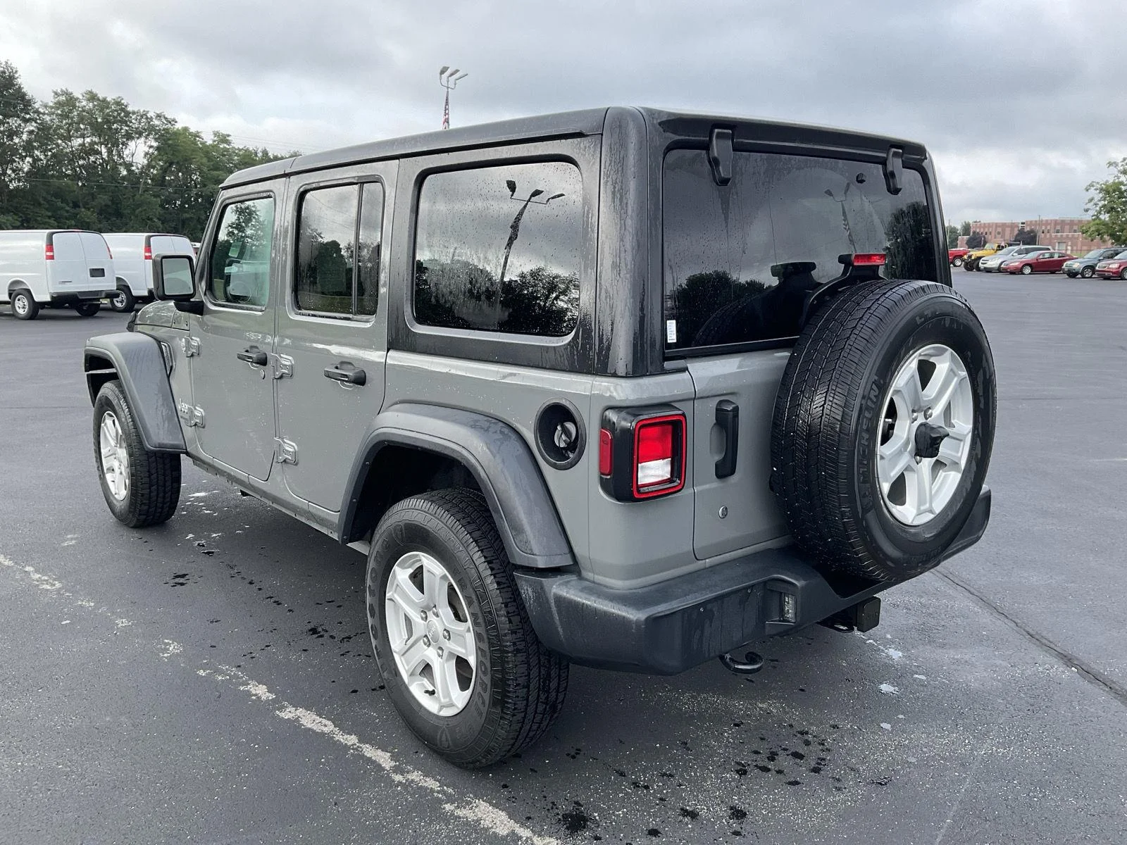 Used 2018 Sting-Gray Clearcoat Jeep Sport S image 8