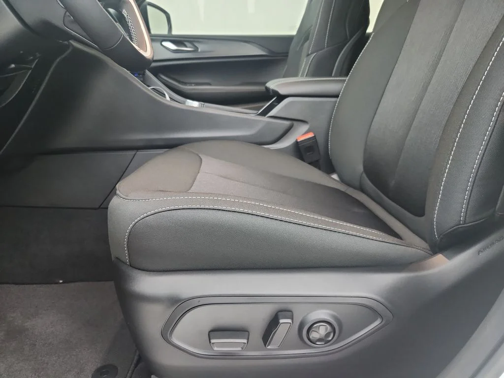 New 2026 Bright White Clear-Coat Exterior Paint Jeep Laredo X image 19