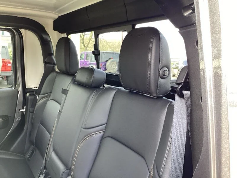 New 2026 Granite Crystal Metallic Clear-Coat Exterior Paint Jeep Sahara image 18