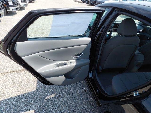 New 2026 Abyss Black Hyundai SE image 28