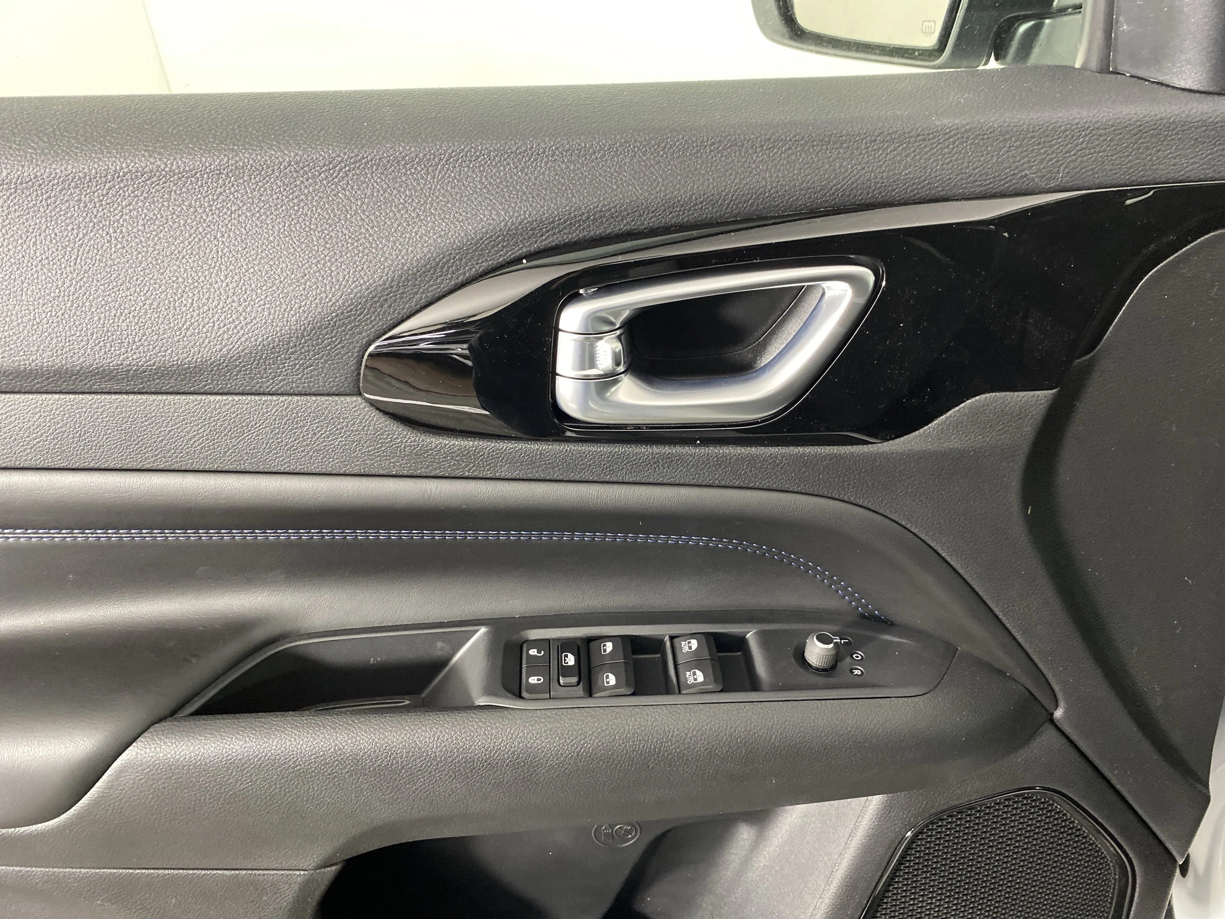 New 2026 Bright White Clear-Coat Exterior Paint Jeep Latitude image 13
