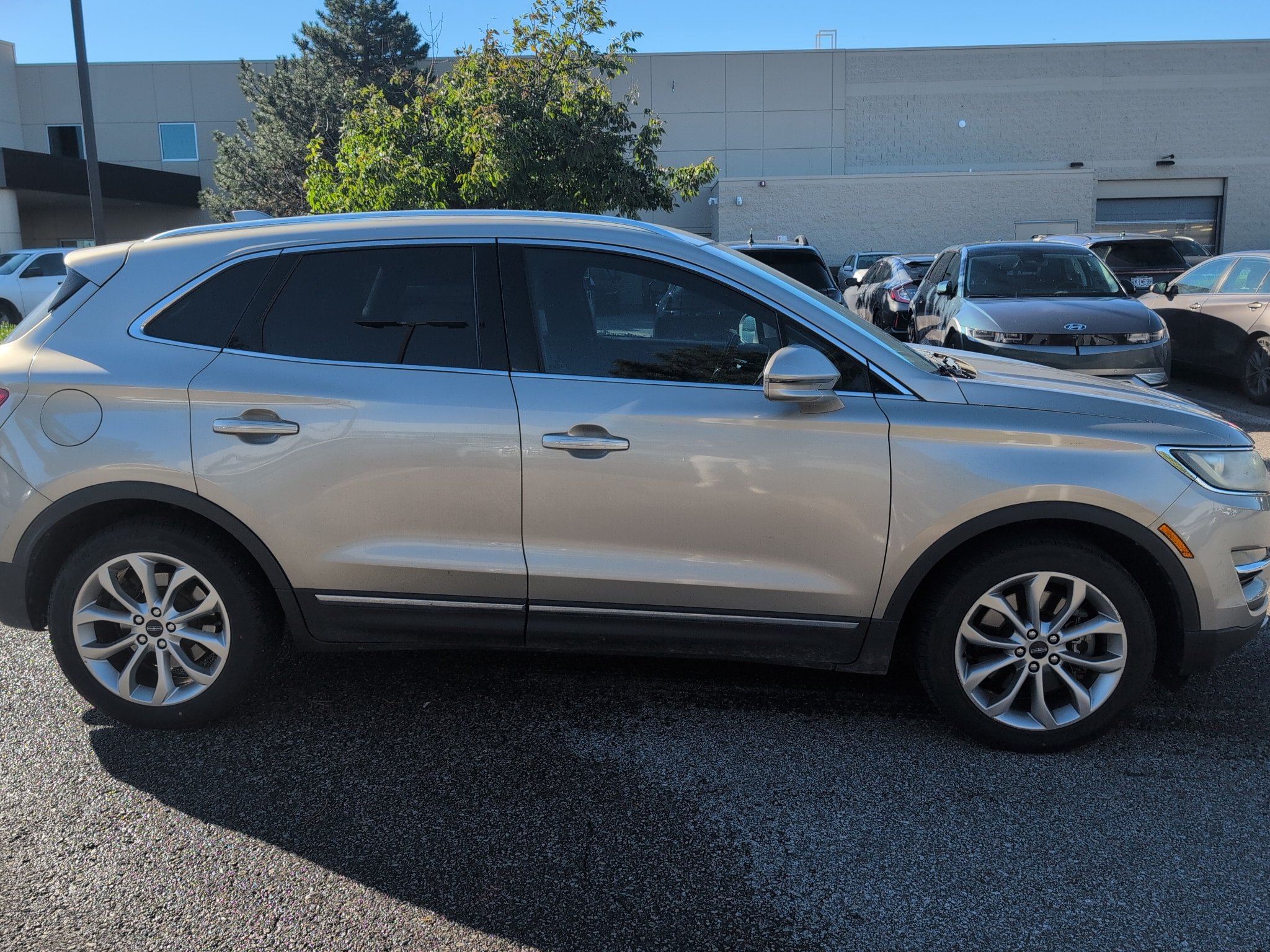 Used 2015 Champagne Lincoln Base image 8