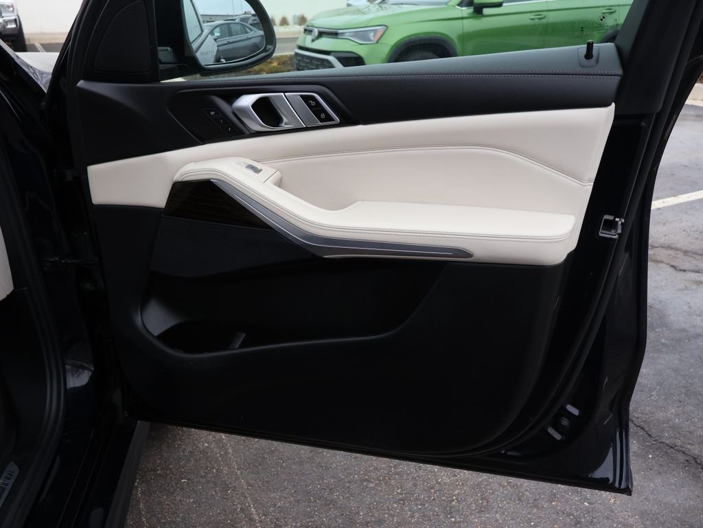 Used 2023 Carbon Black Metallic BMW xDrive40i image 9