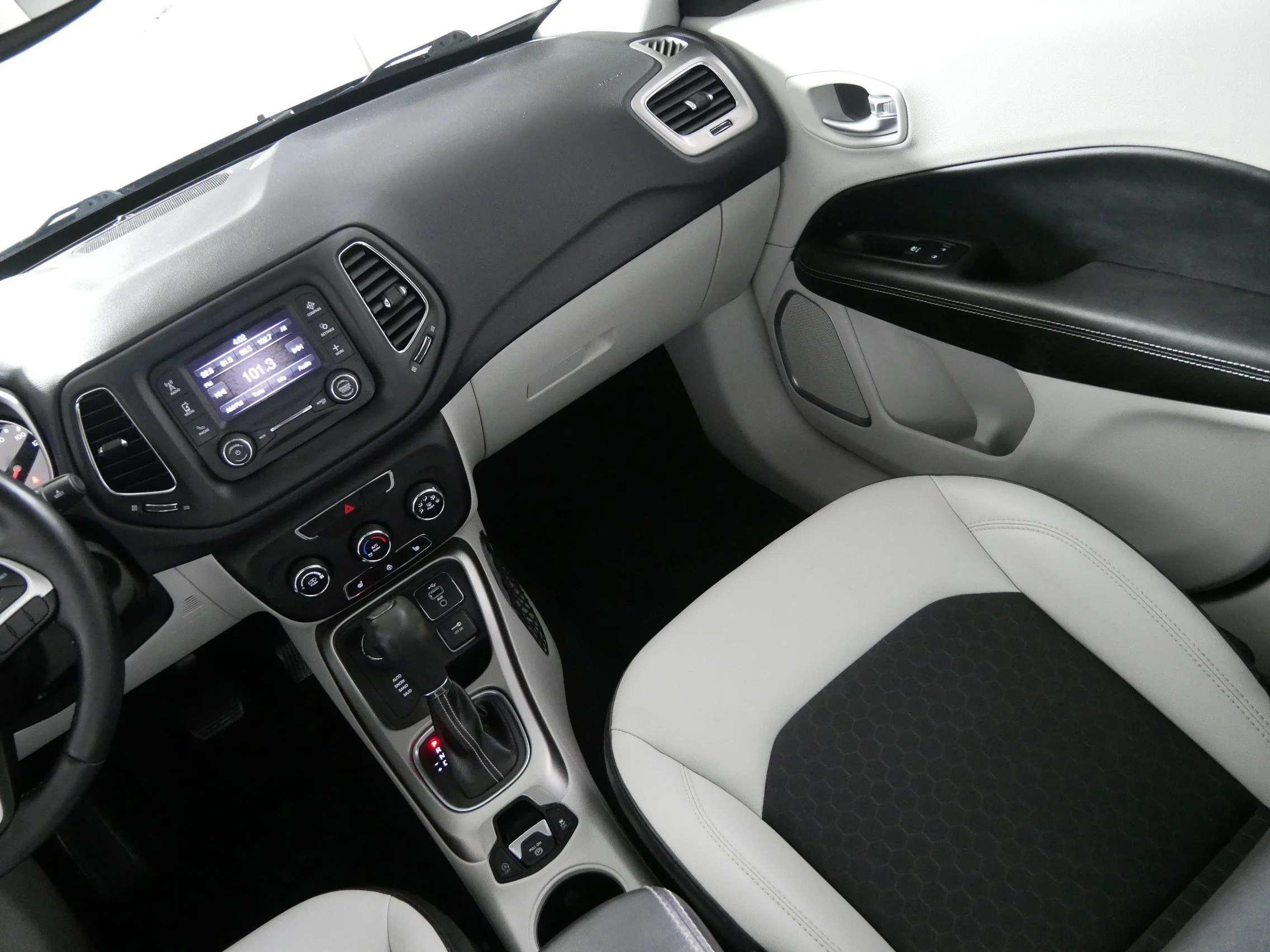 Used 2017 Diamond Black Crystal Pearlcoat Jeep Latitude image 11