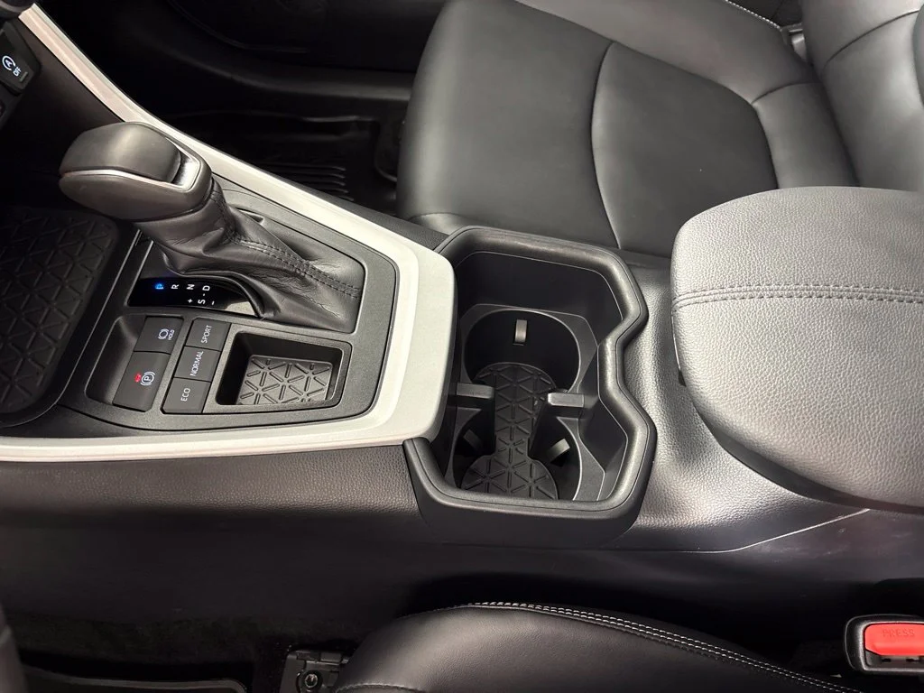 Used 2025 Silver Toyota XLE Premium image 39