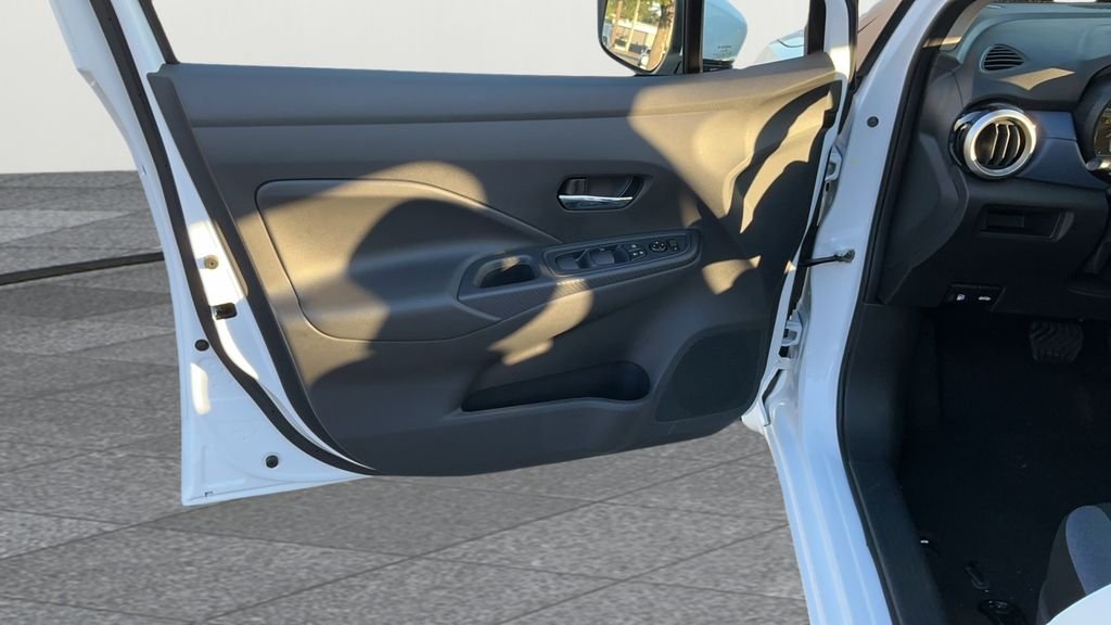 2025 Nissan Versa 1.6 SV photo 4