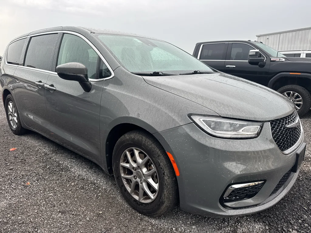 Used 2023 Ceramic Gray Clearcoat Chrysler Touring L image 4