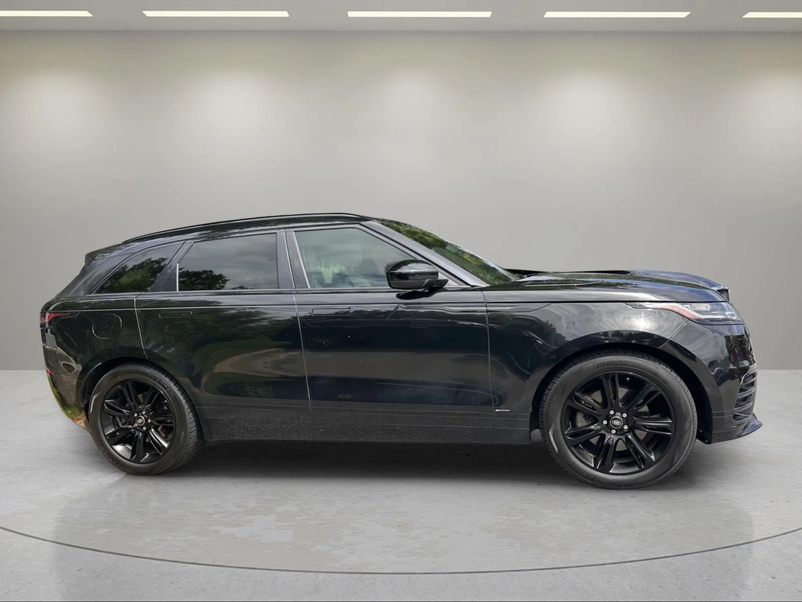Used 2020  Land Rover R-Dynamic S image 10