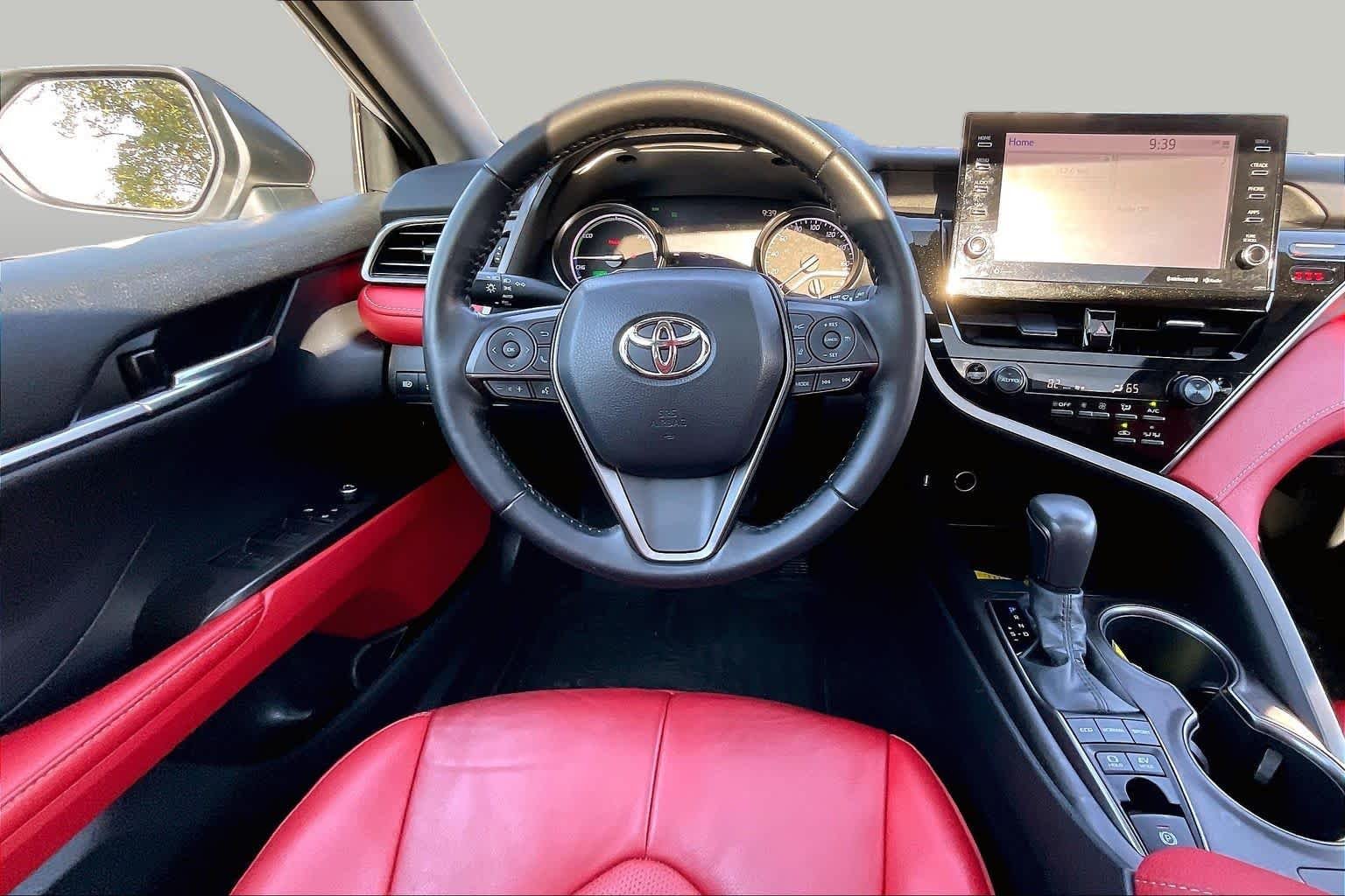 Used 2021 Wind Chill Pearl/Midnight Black Metallic Toyota Hybrid XSE image 5