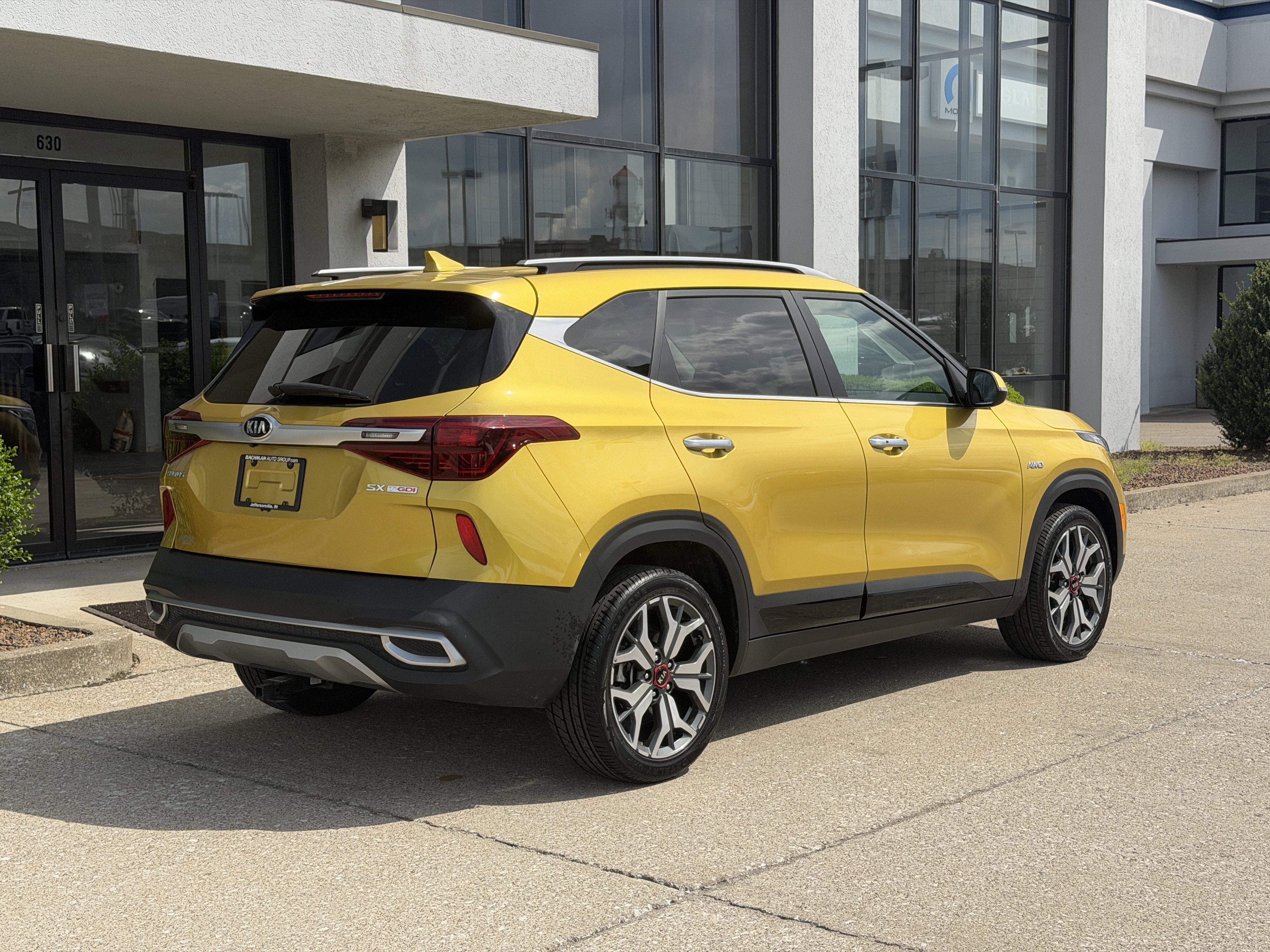 Used 2021 Starbright Yellow Kia SX image 4