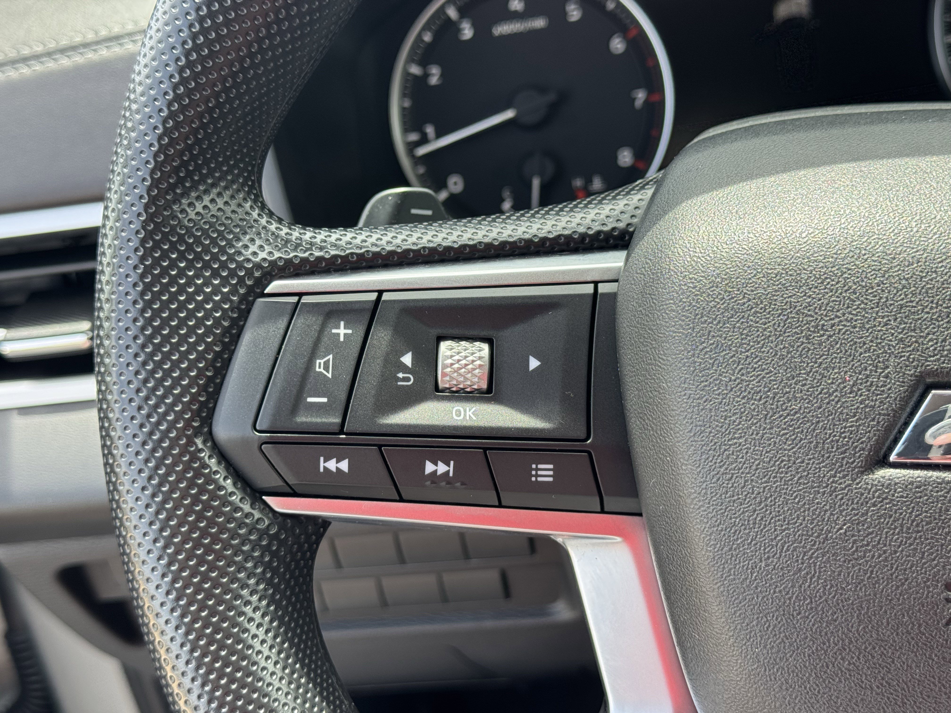 Used 2025  Mitsubishi ES image 25