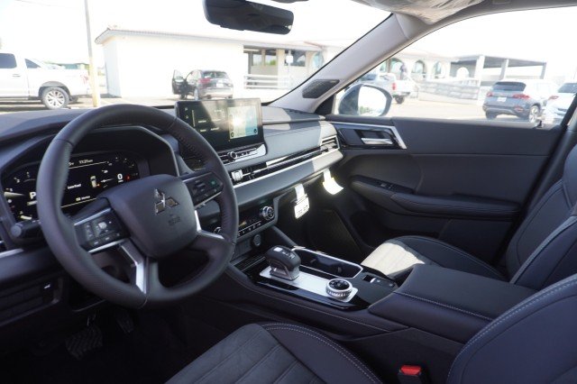 2025 Mitsubishi Outlander SE - Photo 21