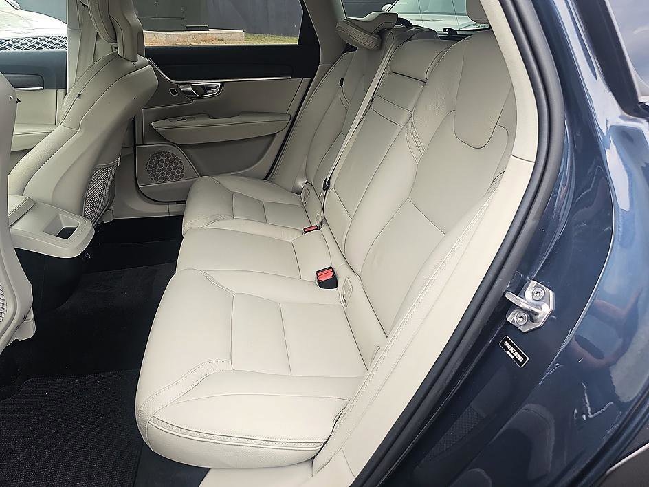 Used 2018 Denim Blue Metallic Volvo T6 AWD image 29