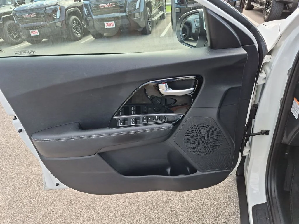 Used 2020 White Kia LXS image 18